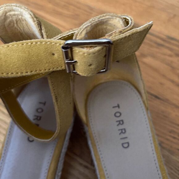 Torrid Round Chunky Heel Strappy Yellow Suede Sandal Ankle Strap 10 Wide - Picture 4 of 5